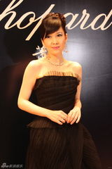 组图：周慧敏妩媚出席活动 肌肤白皙气质优雅高贵