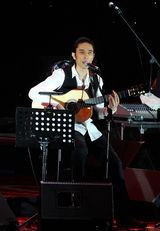 组图：新疆歌手艾尔肯北京开个唱 大秀吉他才艺