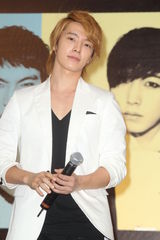 组图：SJ-M台北签唱会 兄弟情深互喂台湾小吃