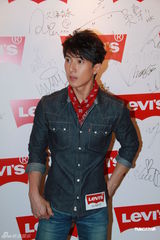 组图：吴尊牛仔装出席活动 谈及生日感动不已