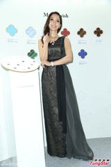 组图：周汶锜黑蕾丝洋装气质出众 力拼双子