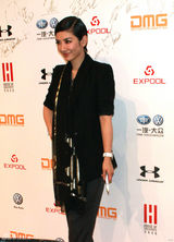 组图：黄奕亮相DMG灵感之夜造型简约干练