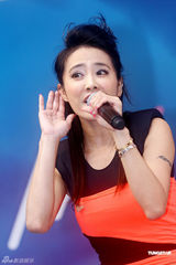 高清图：蔡依林签唱会 超短裙现身大跳热舞