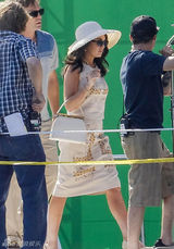 组图：林赛-罗韩豹纹比基尼现身片场