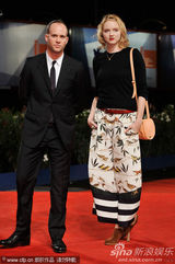 组图：《断开》首映 超模莉丽水墨短裙显个性