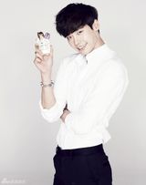 组图：李钟硕高俊熙携手拍广告清新甜蜜