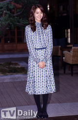 组图：允儿亮相《总理和我》公开拍摄笑颜如花