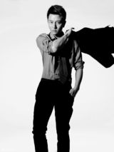 组图：贾乃亮黑白大片曝光 阳光形象获赞