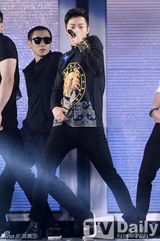 组图：韩团BEAST时隔1年回归开唱 献新曲首舞台