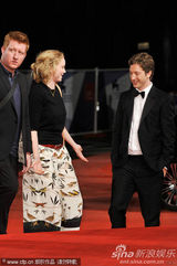 组图：《断开》首映 超模莉丽水墨短裙显个性