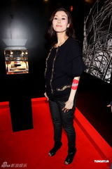 组图：李嘉欣大腹便便出席活动 透露要剖腹产