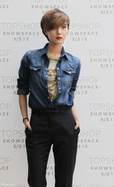 组图：王珞丹秀场被误认超模 造型时尚红唇抢眼