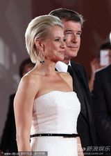 组图：老牌007布鲁斯南帅气现身威尼斯美女环绕