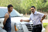 组图：《一仆二主》剧照 张嘉译演司机魅力不减
