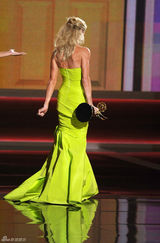 组图：茱莉-鲍温凭《摩登家庭》荣膺喜剧类最佳女配角奖