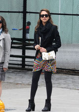 组图：杰西卡-阿尔芭黑色外套搭几何图案彩裙