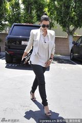 组图：金-卡戴珊黑超遮面衣着时尚干练