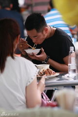 组图：李东学台北逛食街 街边大啖美食吃相萌