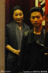 组图：郭晶晶发髻高耸配OL通勤装高贵典雅