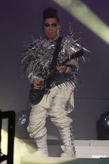 组图：达明一派开唱容祖儿献吻 有意内地巡回演出