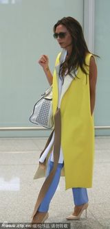 组图：贝嫂维多利亚抵京 黄色披风马甲气势足