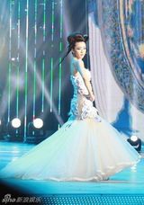 组图：黄小蕾青花晚礼服华丽高贵 气场十足