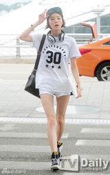 组图：《听声》主演出国度假 李钟硕未同行