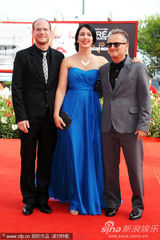 组图：《替代》首映礼 莎朗-塔尔蓝裙惊艳红毯