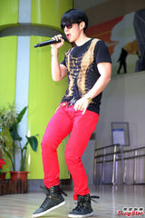 组图：吴建豪不惧跳水危险 盼能放假休息