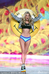 组图:维密年度大秀开幕泰勒献唱 众超模T台斗艳