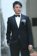 组图：张震大婚献吻娇妻 亲手为新娘提裙摆