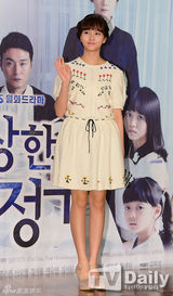 组图：崔智友全黑装庄重宣传《可疑的家政妇》