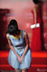 组图：徐娇亮相上影节红毯 着裙装清新可爱