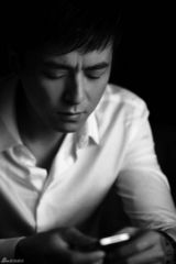 组图：朱雨辰黑白写真高贵兼忧郁气质