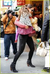 组图：霍尔姆斯带女儿工作 苏瑞豹纹外衣可爱