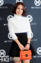 组图：4minute全智允南智贤黑白配出席时尚活动