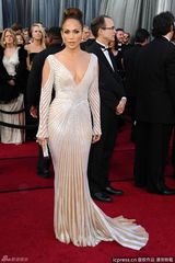 高清图：奥斯卡红毯詹妮弗-洛佩兹礼服勾勒身材