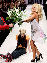 幻灯：好莱坞星闻动向 罗伯茨闯印度碧昂斯玩F1