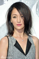 组图：周迅亮相巴黎时装周 马甲裤装休闲帅气