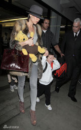 幻灯图集：维多利亚现身机场 克鲁兹独享母爱