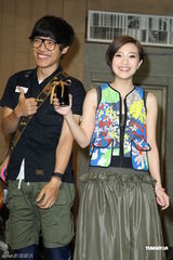 组图：卢广仲不畏台风彩排 郭采洁探班送补品