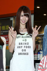 组图：AKB48访台被批不红 不影响三人心情