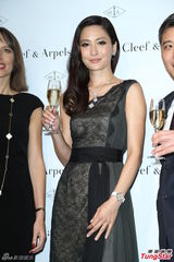 组图：周汶锜黑蕾丝洋装气质出众 力拼双子