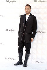 组图：马艳丽爱戴捧场时装秀 偶遇球星中田英寿