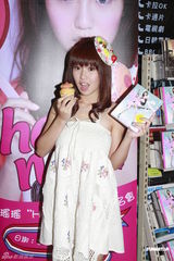 组图：郭书瑶旺角宣传新专辑 遭男粉丝索吻尴尬躲避