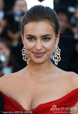 组图：C罗超模女友戛纳走秀展玉腿深沟