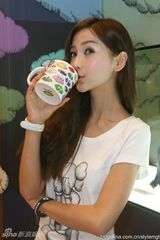 组图：Angelababy休闲装亮相 邻家女孩娇俏可人