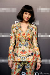 组图：张雨绮顶梨花头捞金 印花套装美胸险走光