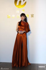 组图：周慧敏优雅亮相名流晚宴 穿长裙隐约秀美腿