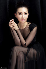 组图：殷旭写真高贵冷艳 性感黑纱诱人曲线